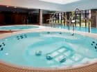 Tuż obok basenu mieszczą się dwie wanny z odprężającym jacuzzi