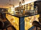 Lobby Bar z bogatym wyborem napojów alkoholowych i bezalkoholowych, w tym herbat