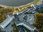 Hotel położony jest nad samą wodą w otoczeniu sosnowego lasu