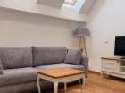 Apartament posiada odrębną sypialnię i salon z rozkładaną kanapą