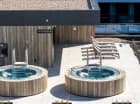Na zewnątrz też są wanny jacuzzi