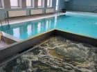 Obok basenu można skorzystać z jacuzzi