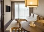 W części hotelowej dostępne są komfortowe pokoje oraz apartamenty superior