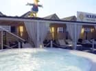 Dorośli mogą się relaksować w jacuzzi przy basenie