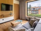 W pokoju dziennym apartamentu stoi rozkładana sofa