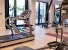 Przeszklona, dobrze wyposażona sala sportowa posiada wyjście na taras