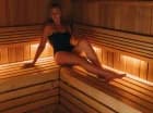 Obok basenu dostępne jest także jacuzzi oraz sauna