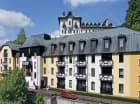 Hotel jest położony w cichej i zielonej okolicy, otoczony parkiem leśnym