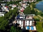 Hotel jest położony nad samym jeziorem Jamno