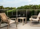Balkon z widokiem na śródziemnomorską roślinność