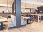 Goście spożywają posiłki w nowoczesnej restauracji