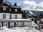 Z hotelu widać stok narciarski na górze Medvedin