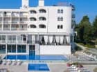 Hotel posiada kompleks basenowy oraz taras słoneczny z leżakami