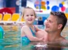 Aquapark jest kolorowy i wypełniony atrakcjami
