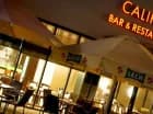 W sezonie można skorzystać z restauracyjnych stolików na zewnątrz