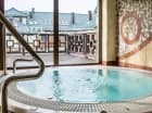 Dostępne są: basen, jacuzzi, sauna, łaźnia parowa oraz solarium