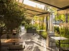 Restauracja oferuje niezwykle przyjemny taras, zanurzony w zieleni