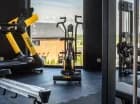 Jest tu m.in. bieżnia elektryczna, rower treningowy, ergometr wioślarski