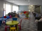 Sala zabaw ma różnorodne atrakcje dla maluchów i wygodne sofy dla rodziców