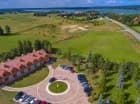 Willa Port znajduje się 150 m od głównego budynku hotelu