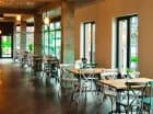 Hotelowa restauracja jest przestronna, posiada taras