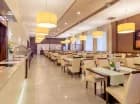 Hotelowa sala restauracyjna mieści się na 1. piętrze