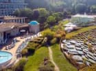 Spa znajduje się w bezpośrednim sąsiedztwie źródeł termalnych Egerszalók
