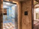Hotel dysponuje windą oraz całodobową recepcją