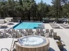 Na tarasie stoi sporo leżaków, jest też zewnętrzne jacuzzi