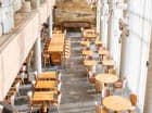 Restauracja hotelowa jest imponująca, wysoka na dwie kondygnacje