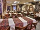 Tutejsza restauracja proponuje dania kuchni polskiej i regionalnej