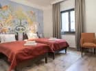 Hotel posiada 32 pokoje o indywidualnym wystroju i jasnej kolorystyce wnętrz