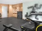 Siłownię wyposażono w sprzęty do ćwiczeń siłowych i cardio