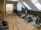 W obiekcie mieści się strefa fitness ze sprzętem co ćwiczeń