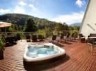Jest także zewnętrzne jacuzzi na tarasie