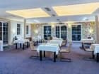 Wystrój sali restauracyjnej jest prosty i elegancki