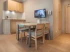 W większych apartamentach wydzielono miejsce na kącik jadalny dla 4 osób