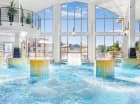 W hotelu są baseny zewnętrzne i wewnętrzne