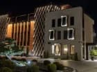 Hotel jest otoczony zadbaną roślinnością