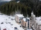 Zimą można dojechać na nartach wprost do hotelu