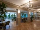 Jest także elegancka i spokojna restauracja a la carte oraz kawiarnia