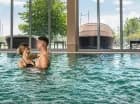 Wewnątrz znajduje się basen o wymiarach 5 x 10 m