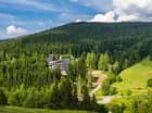 Hotel jest położony wśród lasów i gór Harrachova