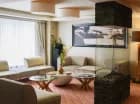 W hotelowym lobby odpoczniesz na wygodnych kanapach
