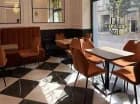 W aparthotelu mieści się jadalnia śniadaniowa, kawiarnia i cocktail bar