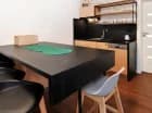 W każdym apartamencie znajduje się aneks kuchenny oraz wygodny stół z krzesłami