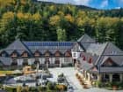 Hotel & SPA Czarny Groń jest położony w dolinie w Beskidzie Małym