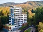 Apartamentowiec Kiczora otoczony lasami Beskidu Małego w jesiennej szacie