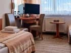 W wyposażeniu pokoju: lodówka, zestaw do parzenia kawy i herbaty, TV, wifi