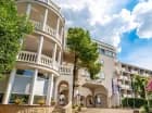 Hotel jest otoczony śródziemnomorską roślinnością